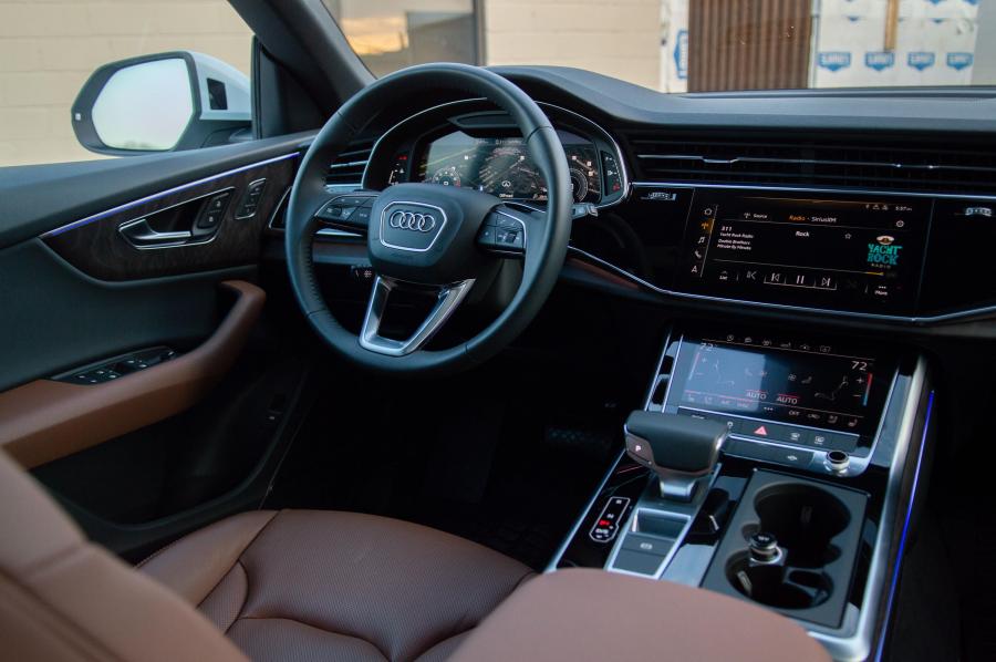 Интерьер Audi Q8 55 TFSI Quattro 2018 года  (NA) (фото 13 из 32)